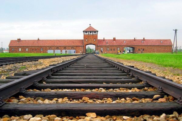 Auschwitzbirkenaumain_trackKopie