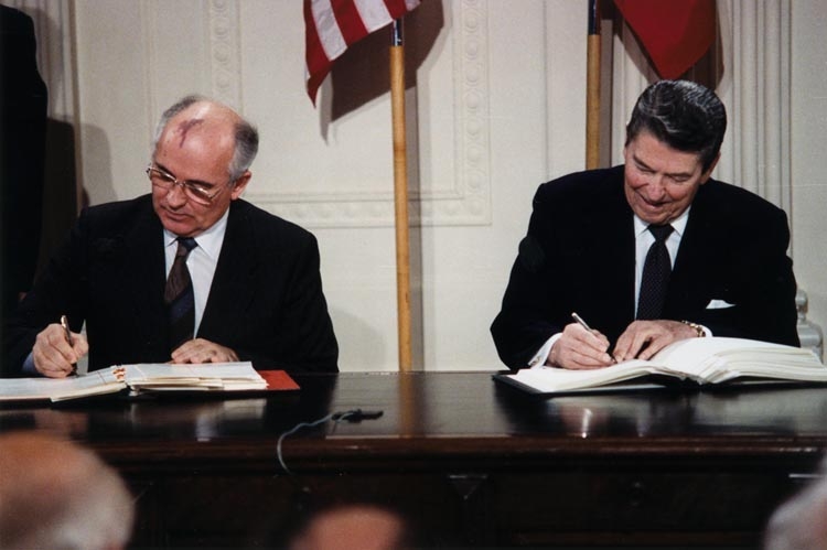 Reagan_and_Gorbachev_signing1