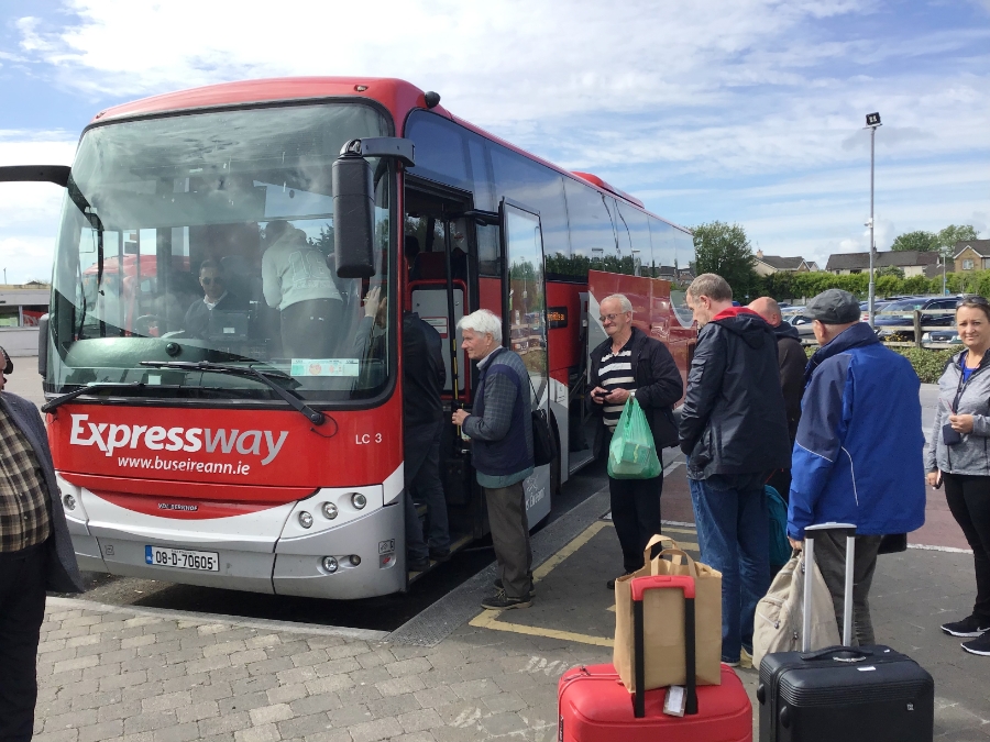 BildA_GyslingagyIrlandreisemitBus