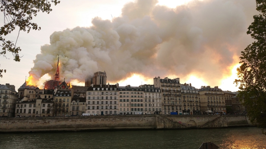 1920pxNotreDame_de_Paris_Incendie_15_avril_2019_19h32_53