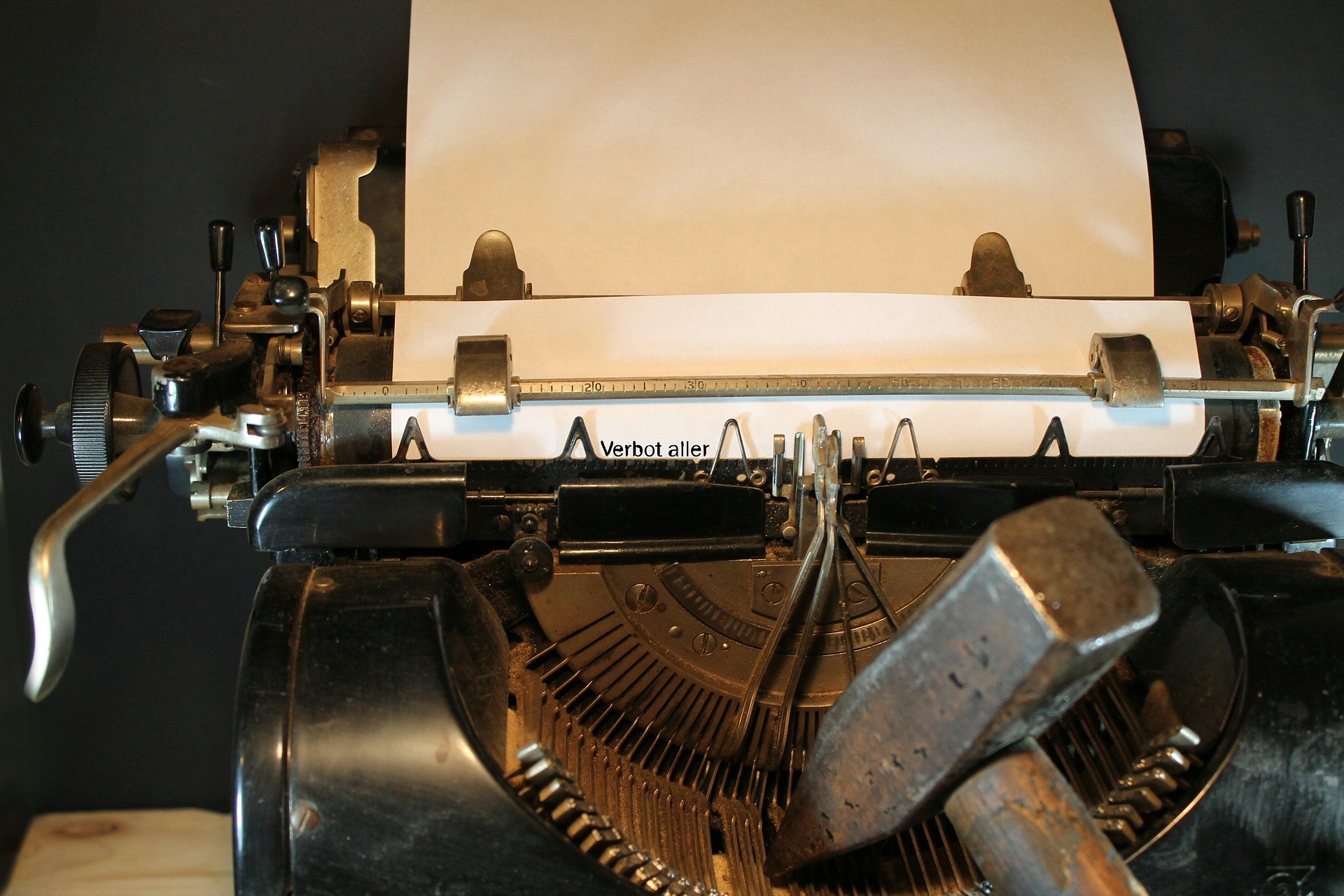 typewriter-3617317_1920-1