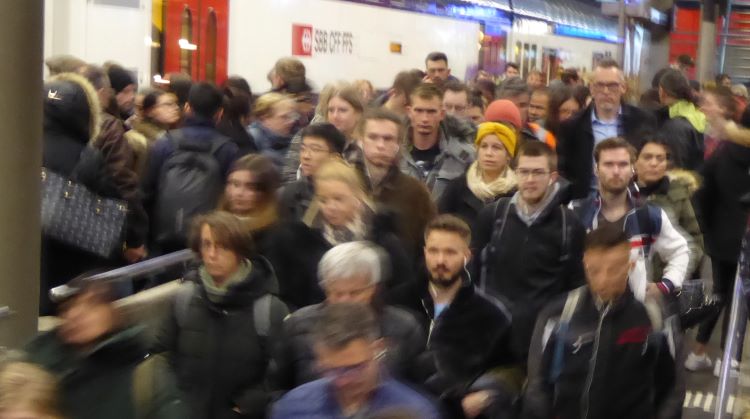 Uebervölkerung Verkehrsspitze Bahnhof hpg.