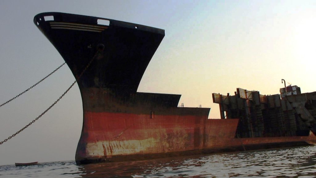 800px-Jafrabad_Chittagong_shipbreaking_(6)