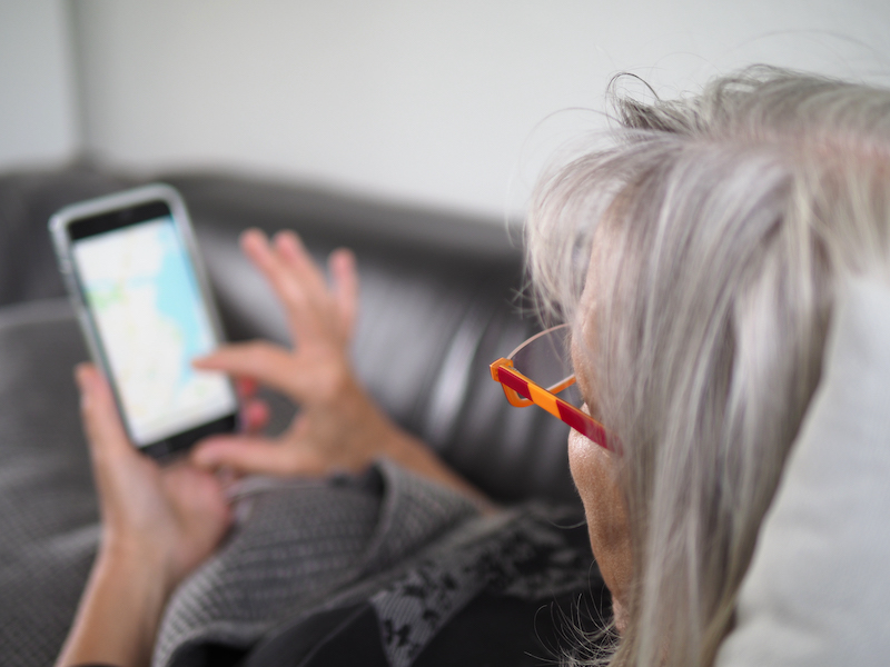 Frau tippt ins Smartphone