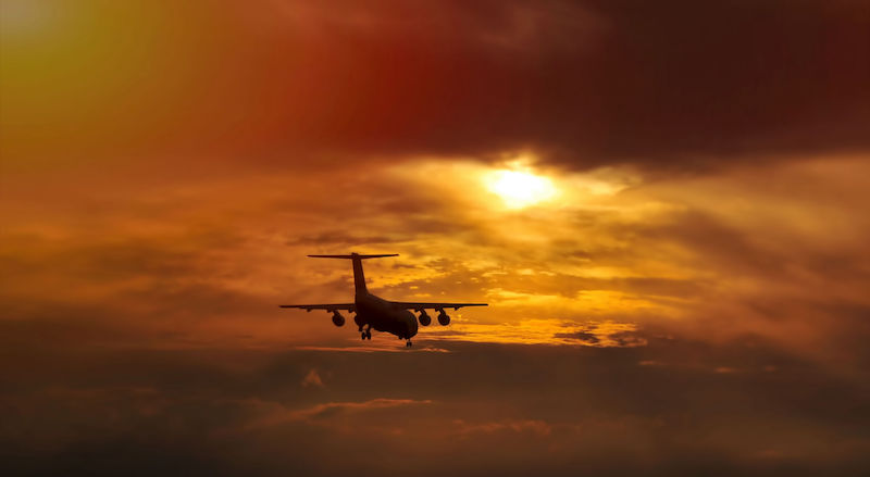 Flugzeug im Sonnenuntergang