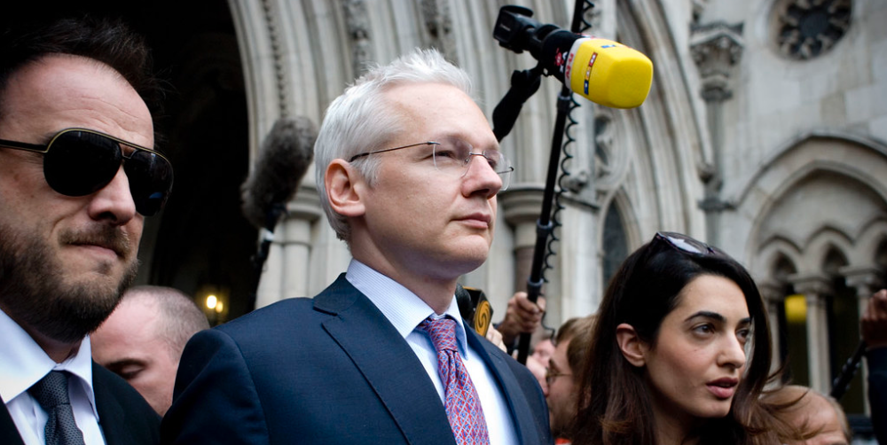 Julian Assange 2011 vor Royal Court of Justice. Vor Asyl in ecuadorianischer Botschaft.CC BY-NC-SA 2.0