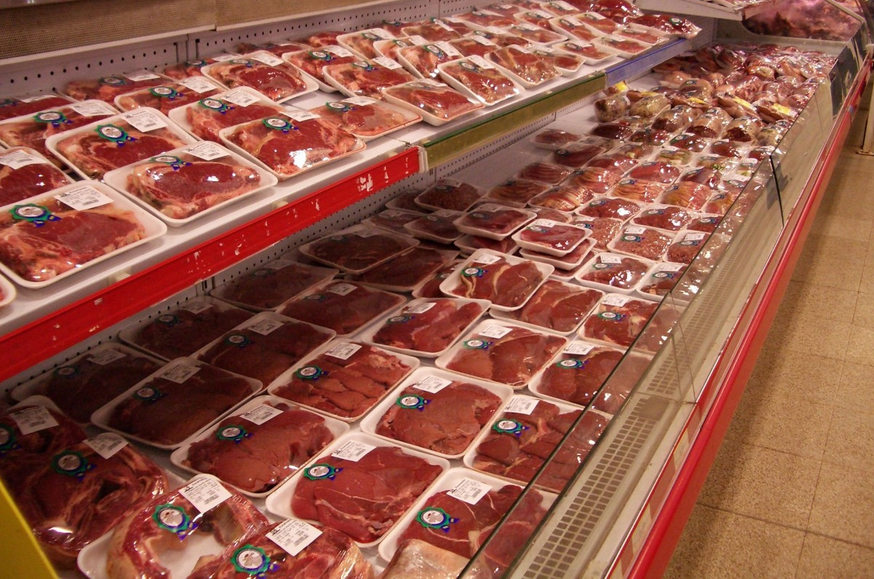 Verpacktes Fleisch im Supermarkt