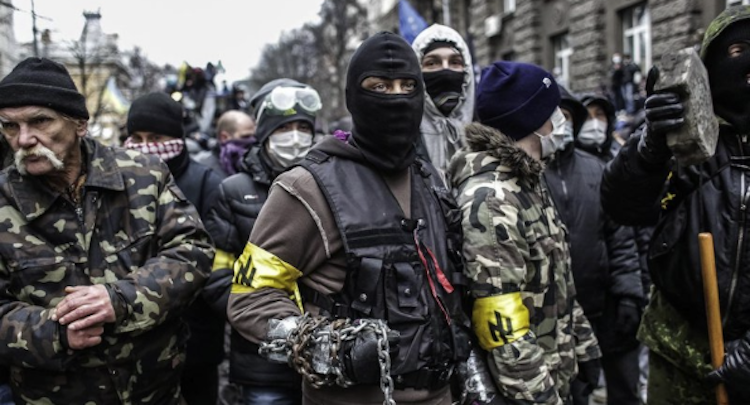 Maskierte und bewaffnete Neonazis, welche die Polizei auf dem Maidan angriffen
