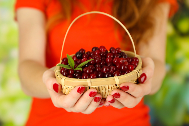 Frau mit Cranberries