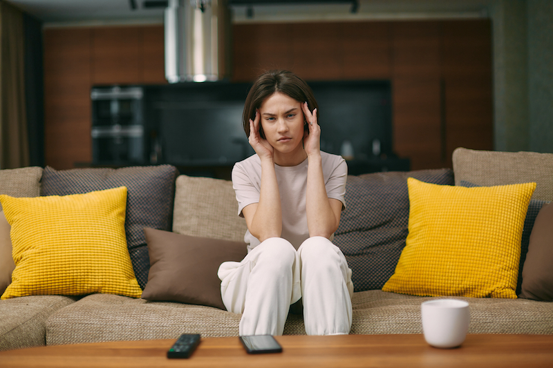 Leidende Frau auf Couch