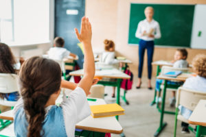 Lehrerin vor Schulklasse