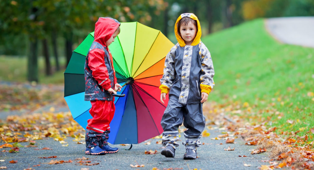 Kinder spielen im Regen
