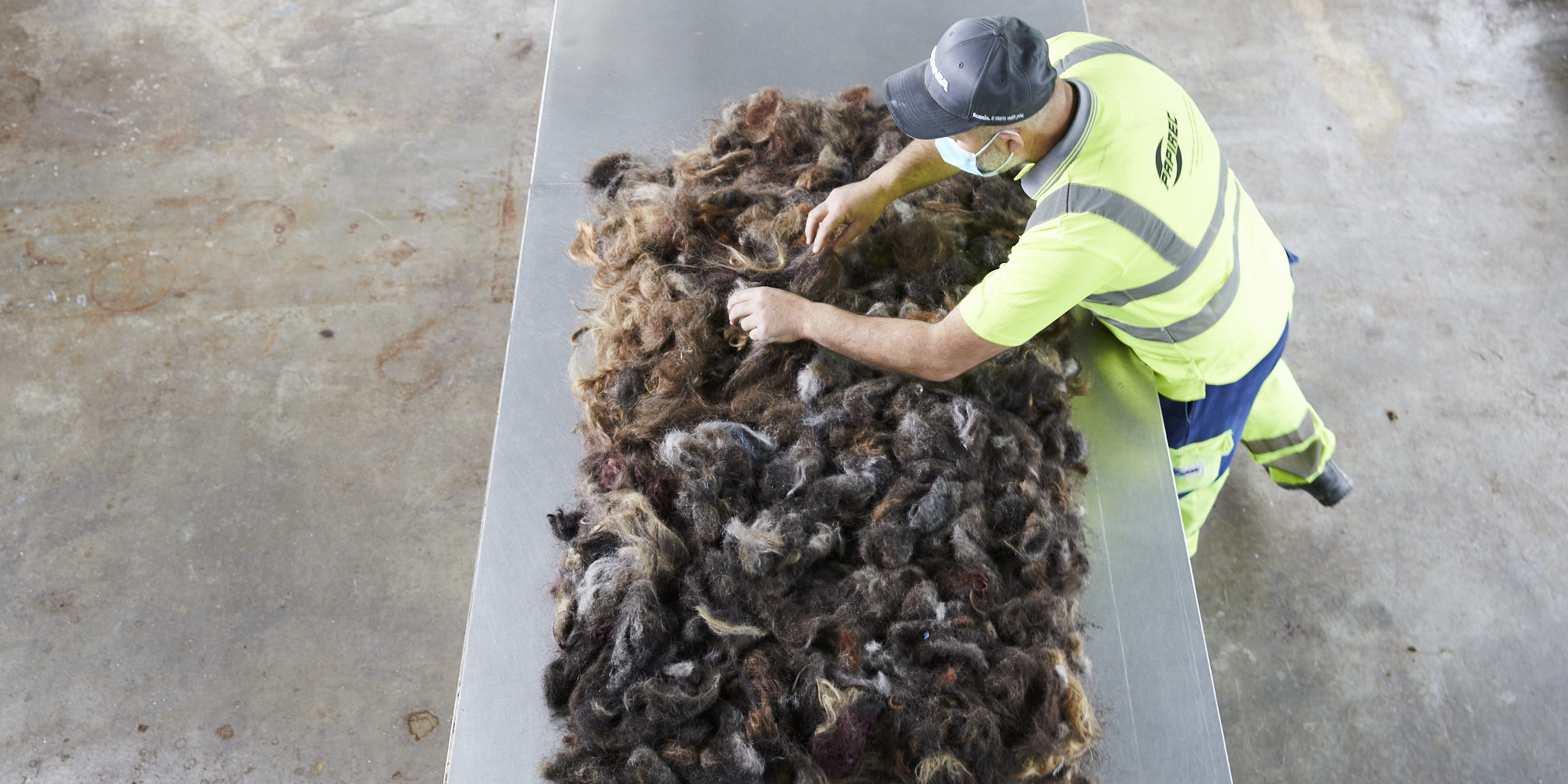 Die Haare aus den Coiffeursalons werden sortiert