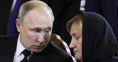 Putin und Juri Luschkows Witwe Baturina an einer Abschiedszeremonie für Luschkow. Klimentyev:TASS