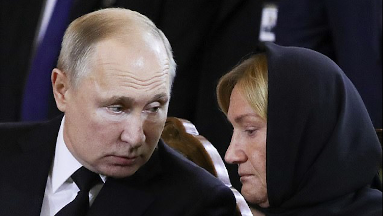 Putin und Juri Luschkows Witwe Baturina an einer Abschiedszeremonie für Luschkow. Klimentyev:TASS