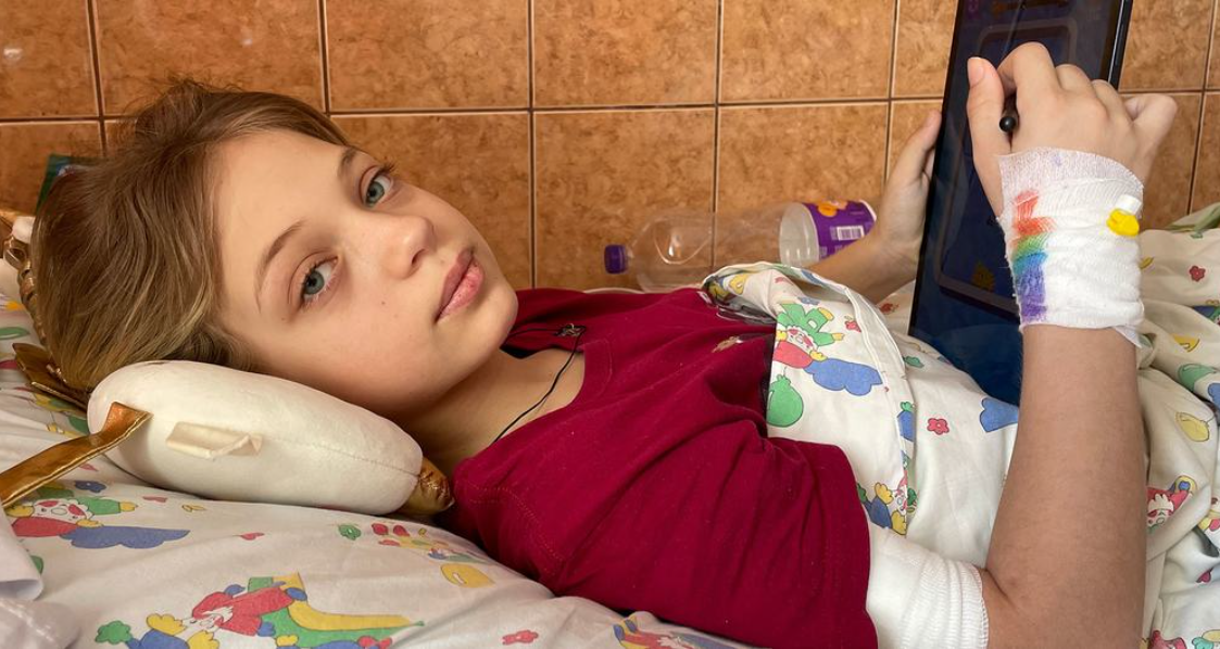Mädchen, dass durch eine Rakete beide Beine verlor, im Spital von Lviv. Laut UNICEF wurden bis August 2022 fast tausend Kinder getötet oder verletzt. Territorial Medical Union Hospital