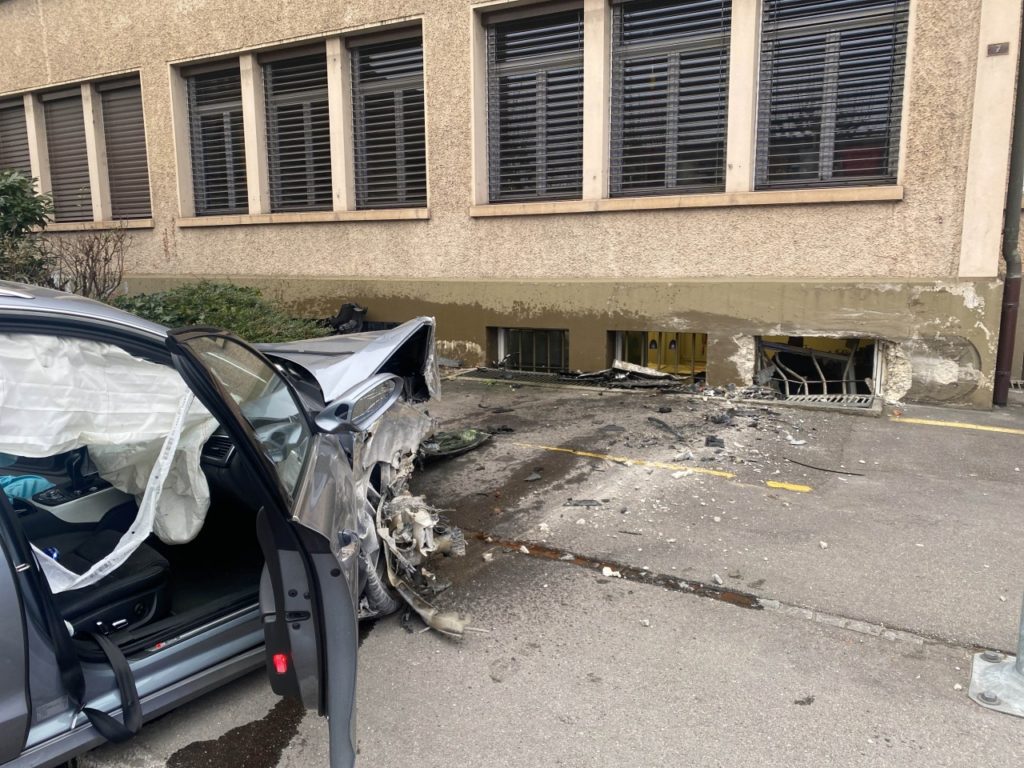Unfall Hausmauer Polizei Kantonspolizei Aargau Suhr AG