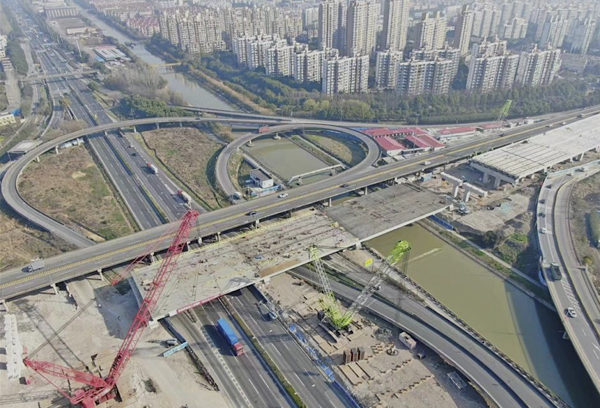 2022.Letzter Teil des Autobahnrdings um Shanghai in Bau.Shine.