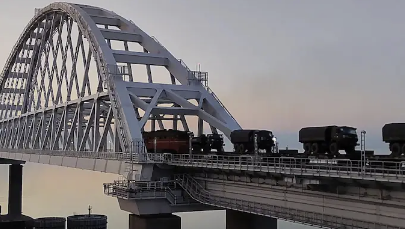 Über die neue Kertsch-Brücke transportiert Russland auch Militärgüter auf die Krim.