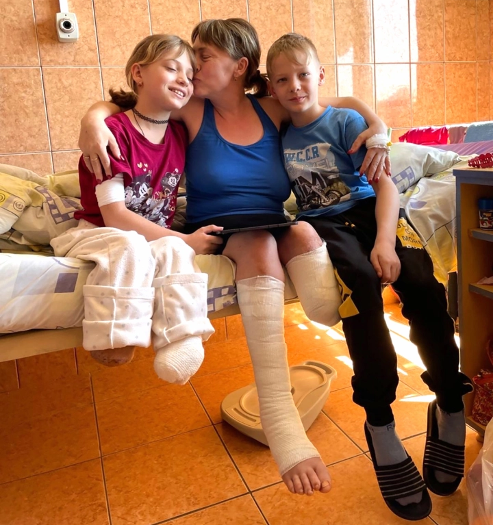 Ukraine Verletzte Kinder und Mutter