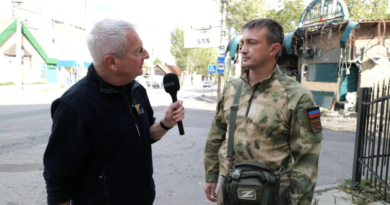 Journalist Patrik Baab interviewt einen Soldaten in Donezk, nachdem dort 14 Zivilisten getötet wurden.Sergey Filbert