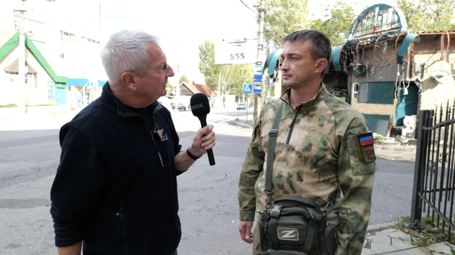 Journalist Patrik Baab interviewt einen Soldaten in Donezk, nachdem dort 14 Zivilisten getötet wurden.Sergey Filbert