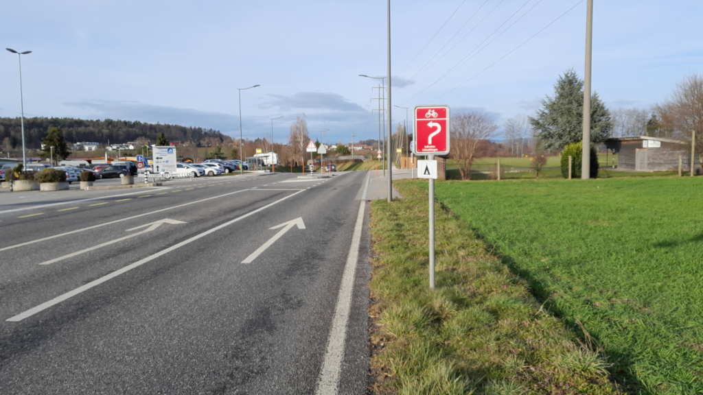 Düdingen Feldstecher nötig am Schiffenenstaudamm Verkehr Signale