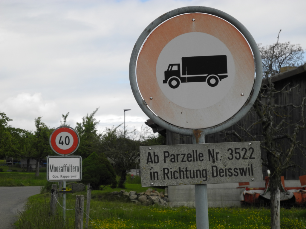 Moosaffoltern, von der Lätti her Verkehr Signale