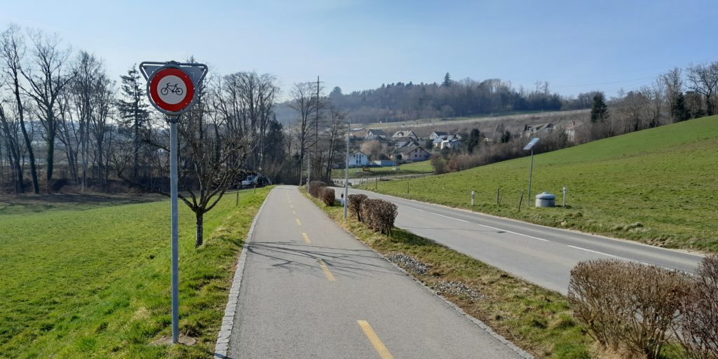 Villars-sur-Glâne und Matran Radweg eigentlich obligatorisch Verkehr Signale