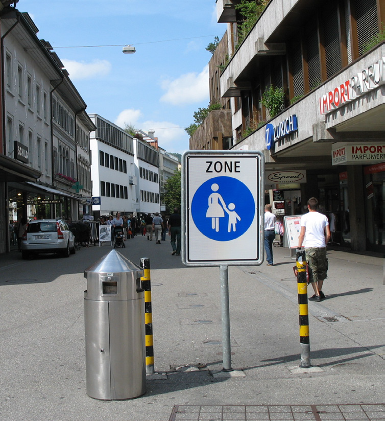 Frau mit Kind Fussverkehr Schweiz