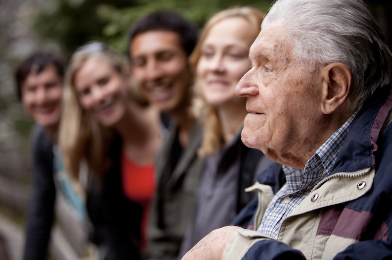 Menschengruppe mit Senior