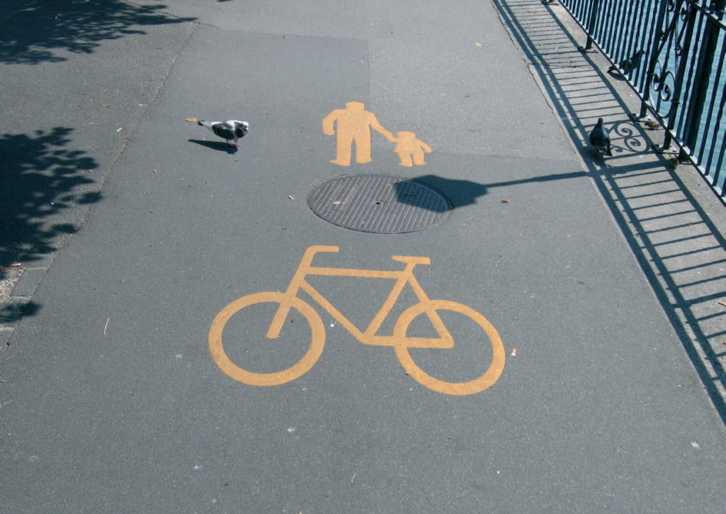 Strassenbeschriftung mit Mann Kind und Velo Pro Velo