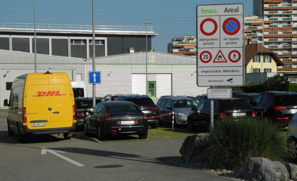 Signale Verkehr Zollikofen, Fussgängerverbot auf dem Parkplatz