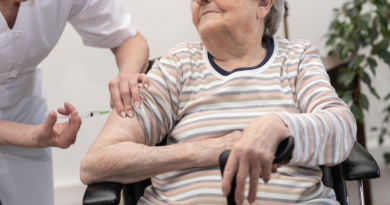 Impfung Seniorin im Heim