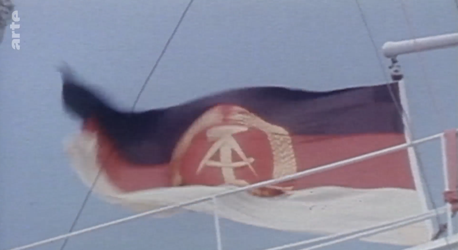 DDR-Flagge auf Schiff