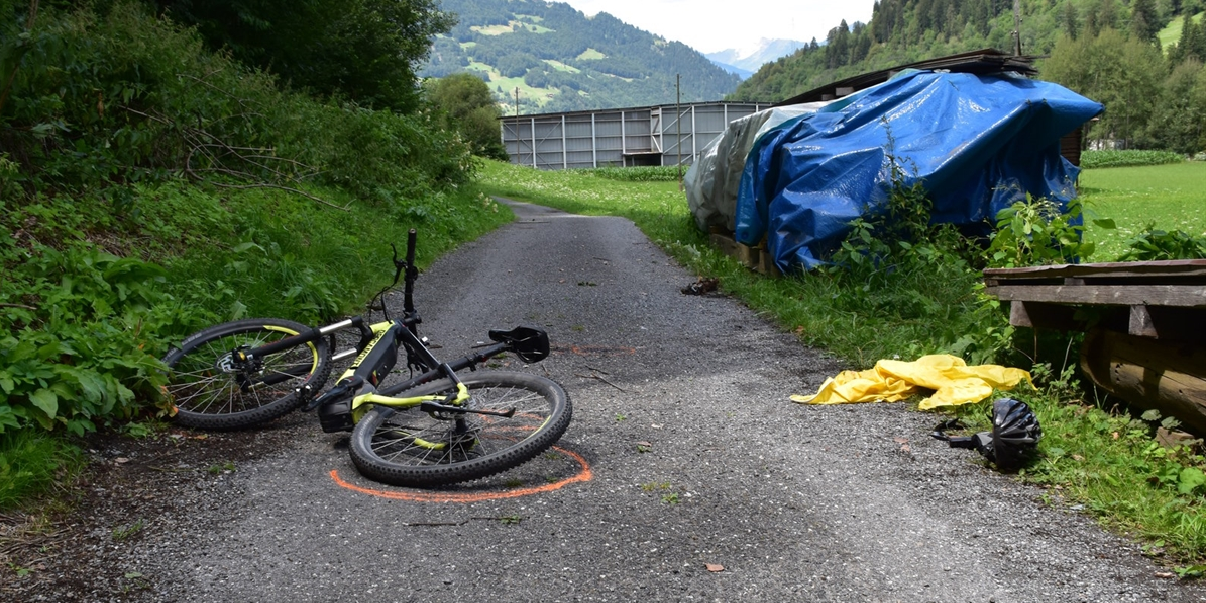 Am 13. Juli 2023 ist auf einem Feldweg in Fideris ein E-Bikefahrer gestürzt und dabei verletzt worden. Kantonspolizei Graubünden