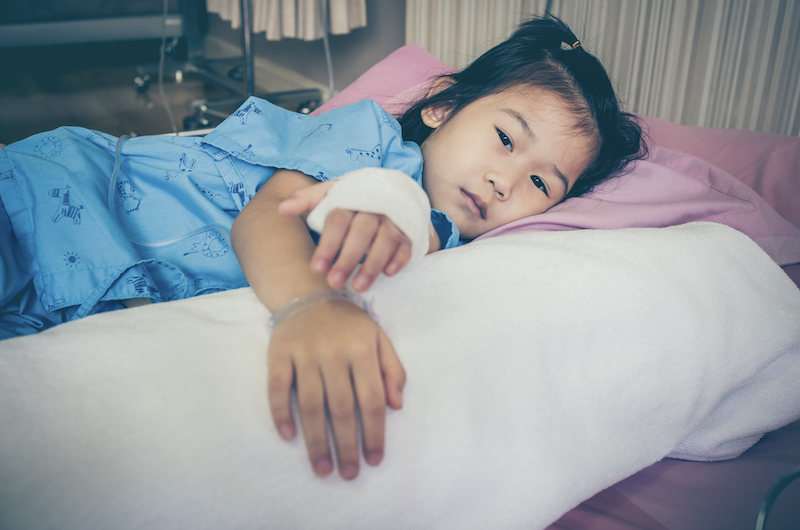 Krankes asiatisches Kind im Spital