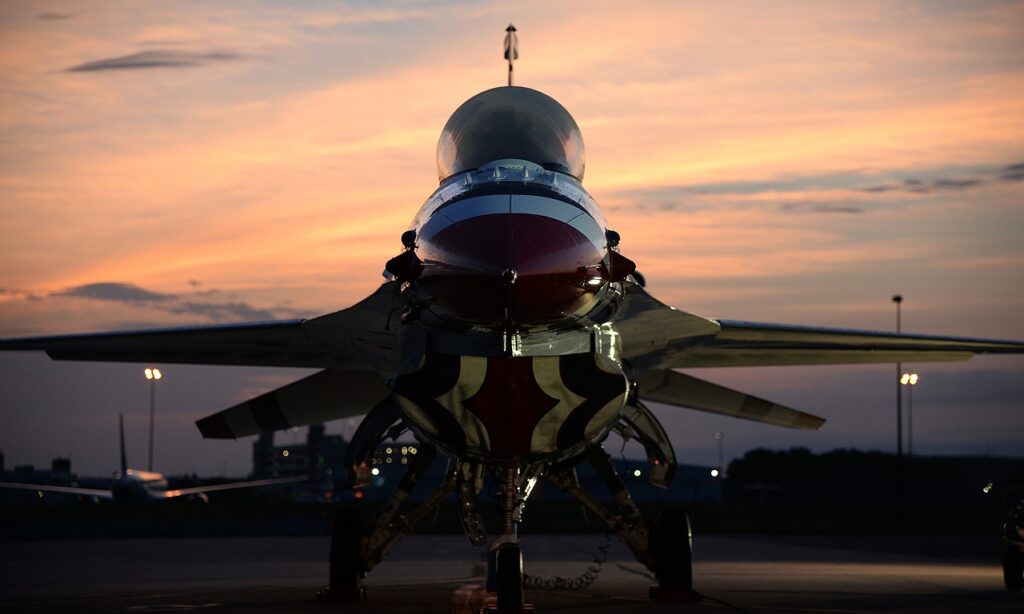 f-16-thunderbird-2678842_1280