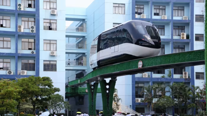 Ein Monorail-Zug verlässt das Wohnquartier Yusuke Hinata