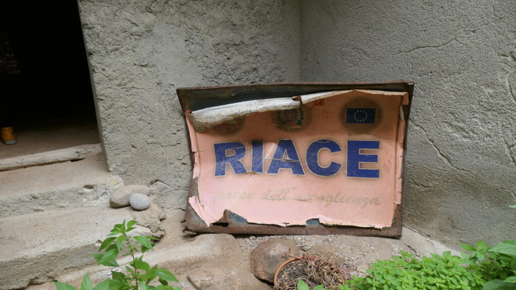 Riace altes Dorfschild in einem Hinterhof verrostet