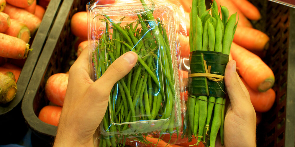 Vegetable wrapped in banana leaves vs. plastic packaging