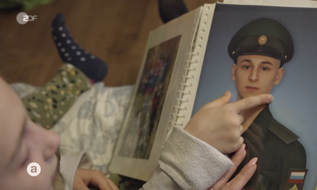 Mutter mit Foto ihres Sohnes