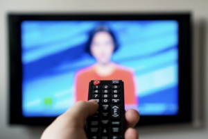 TV-Fernbedienung und Bildschirm