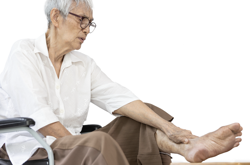 Senior mit Muskelkrampf