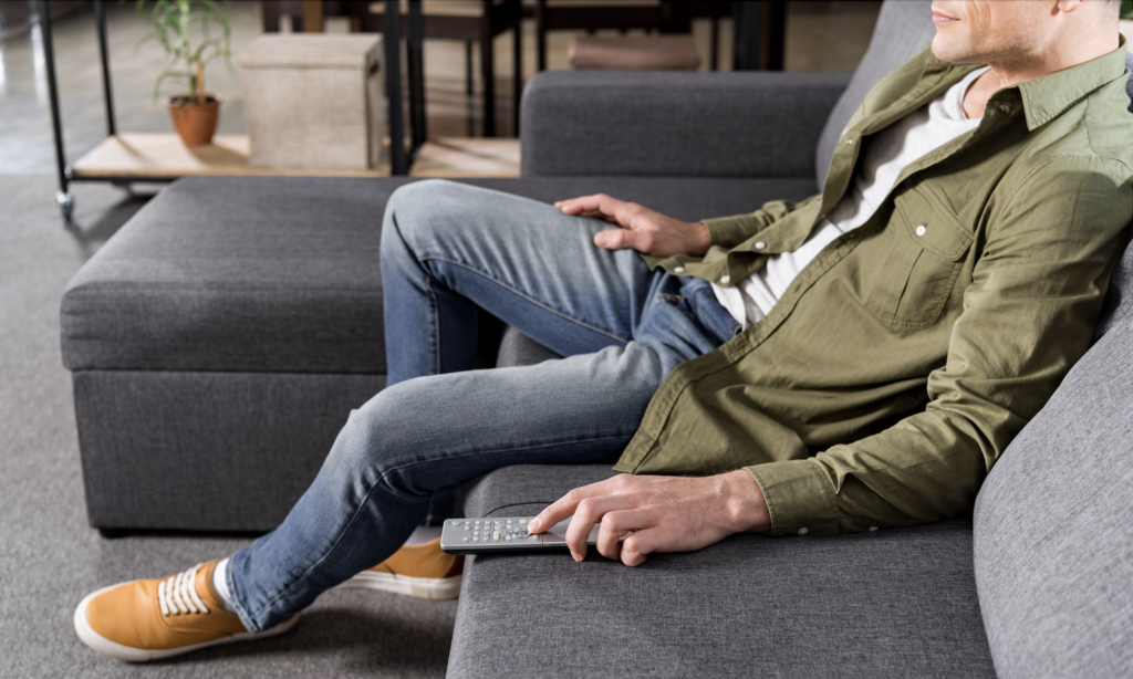 Mann auf Sofa 2 IgorVetushko