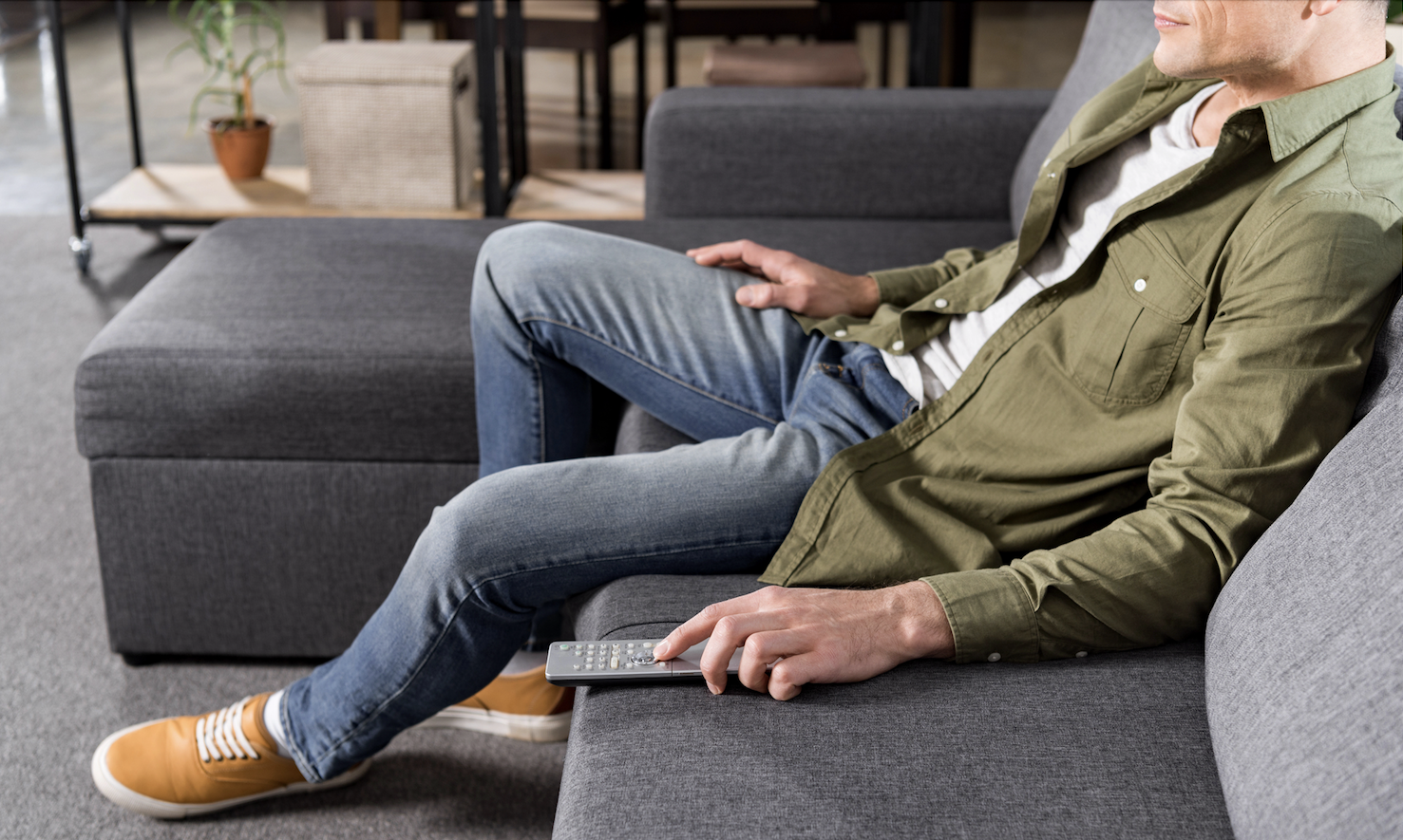 Mann auf Sofa 2 IgorVetushko