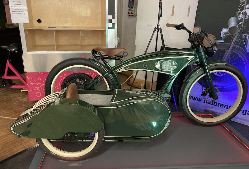 Nostalagie-Velo mit Beiwagen