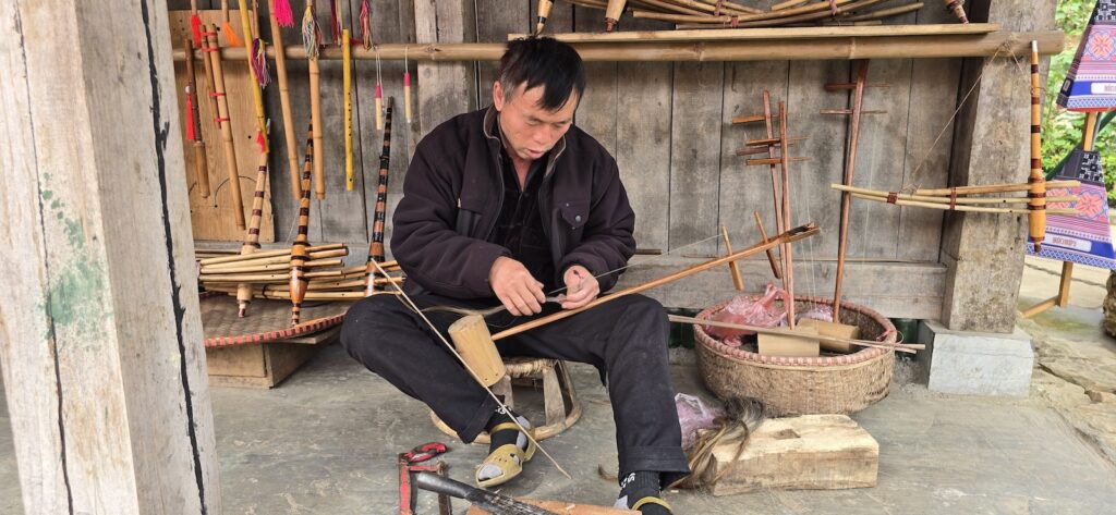 Hmong baut Musikinstrument