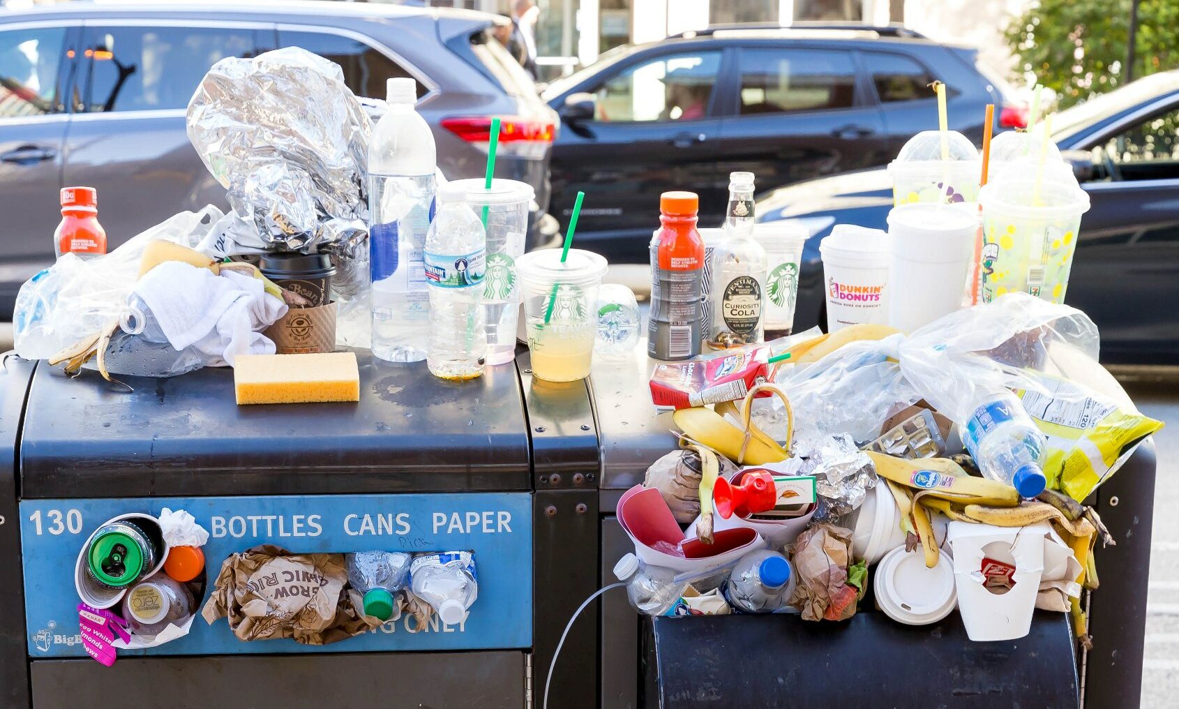 uebervolle-recycling-muelltonen-fuer-flaschen-dosen-und-papier_cc-by-20