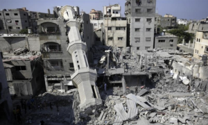 Zerstörte Moschee und Wohnhäuser in Gaza